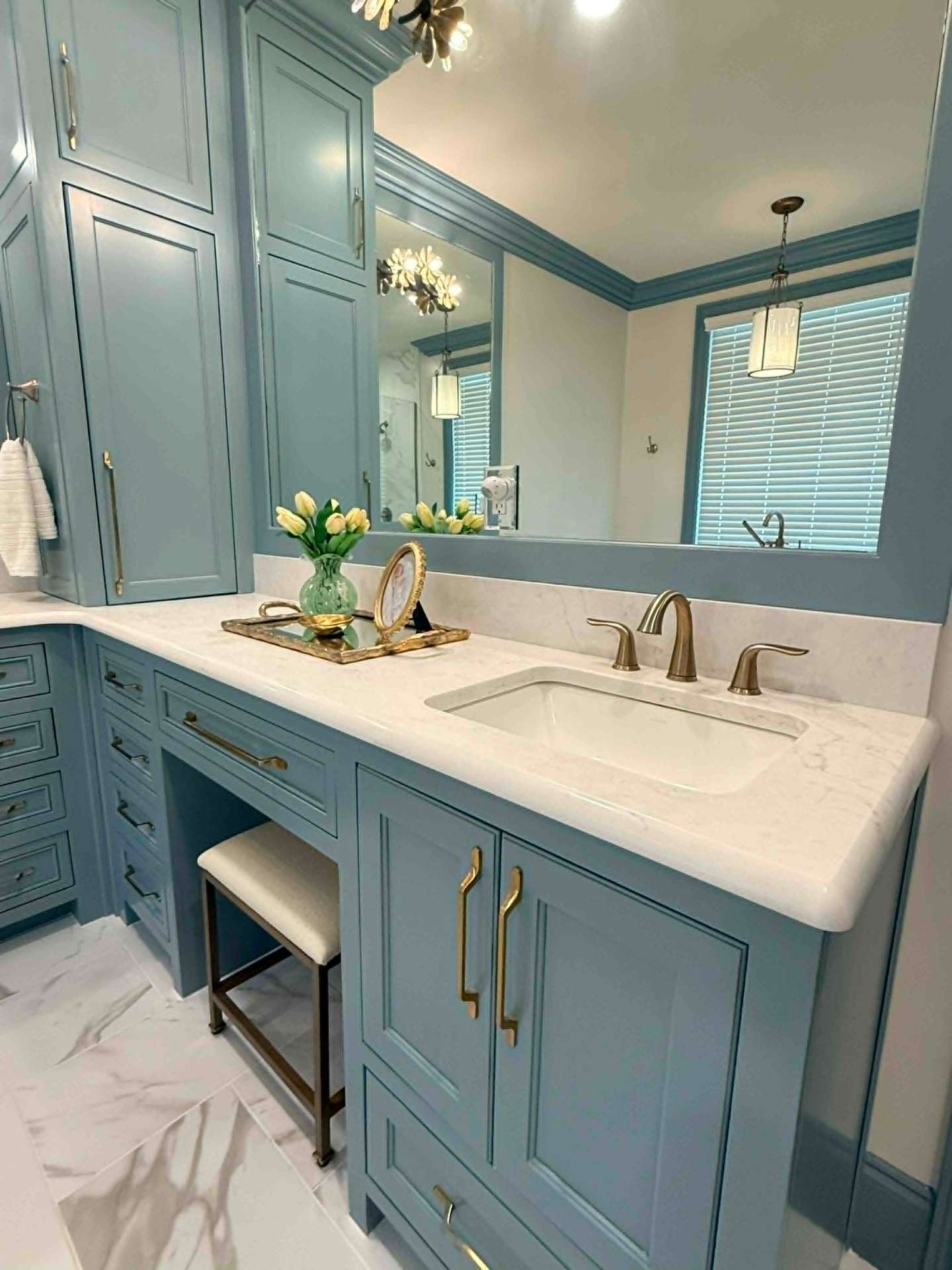 A blue powder bath with marble and brass